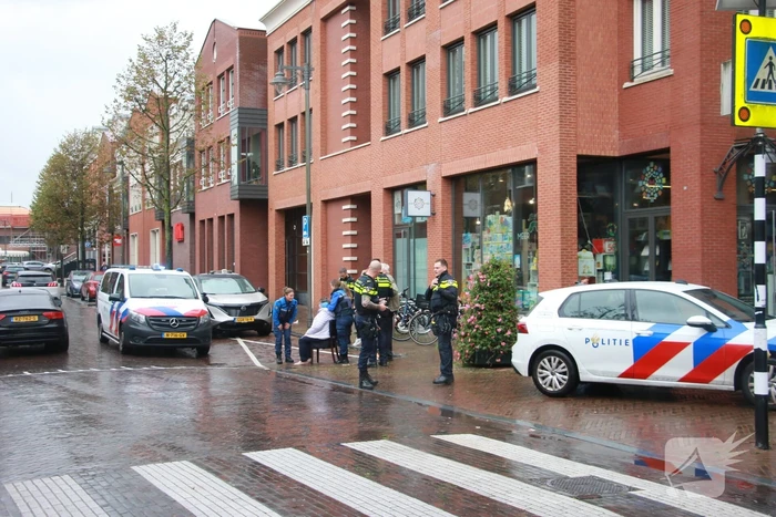 Automobilist botst tegen ondergrondse container