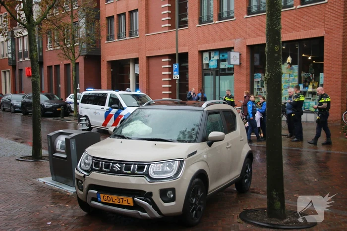 Automobilist botst tegen ondergrondse container