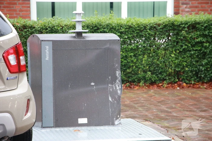 Automobilist botst tegen ondergrondse container