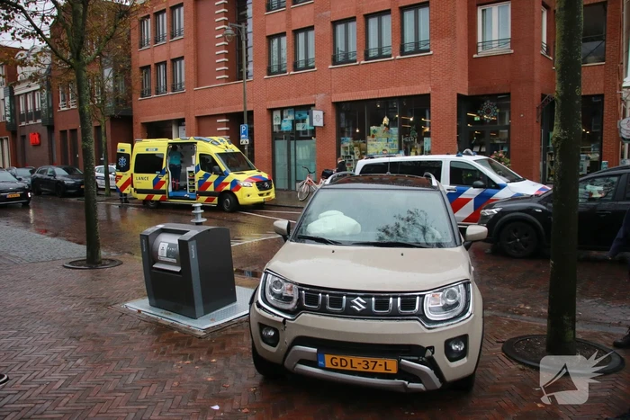 Automobilist botst tegen ondergrondse container