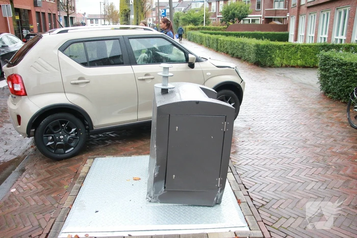 Automobilist botst tegen ondergrondse container