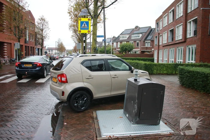 Automobilist botst tegen ondergrondse container