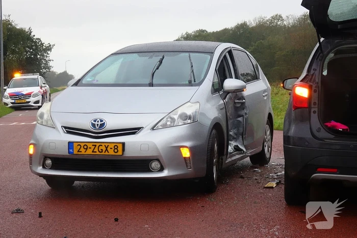 Gewonde en forse schade na botsing op kruising