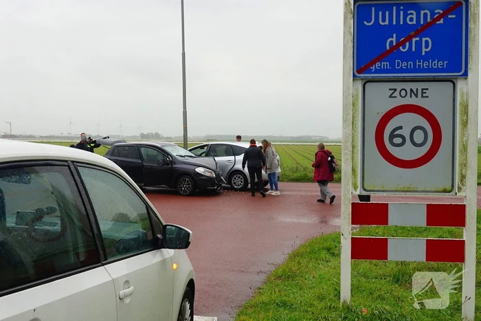 Gewonde en forse schade na botsing op kruising