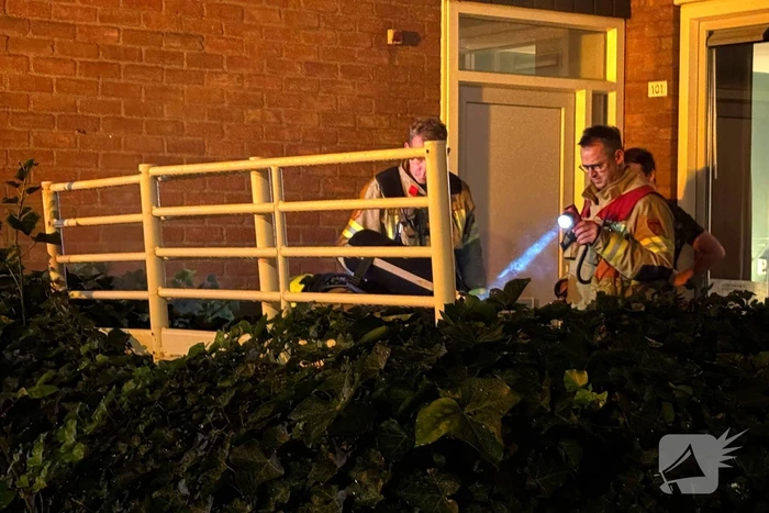 Brandweer blus brand in container