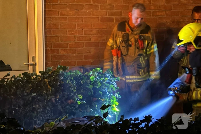 Brandweer blus brand in container