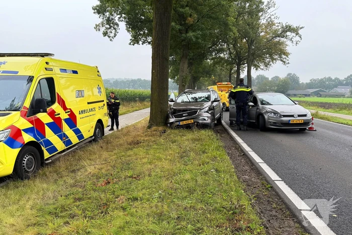 Personenwagens zwaar beschadigd bij botsing