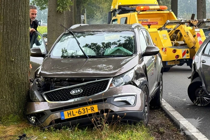 Personenwagens zwaar beschadigd bij botsing