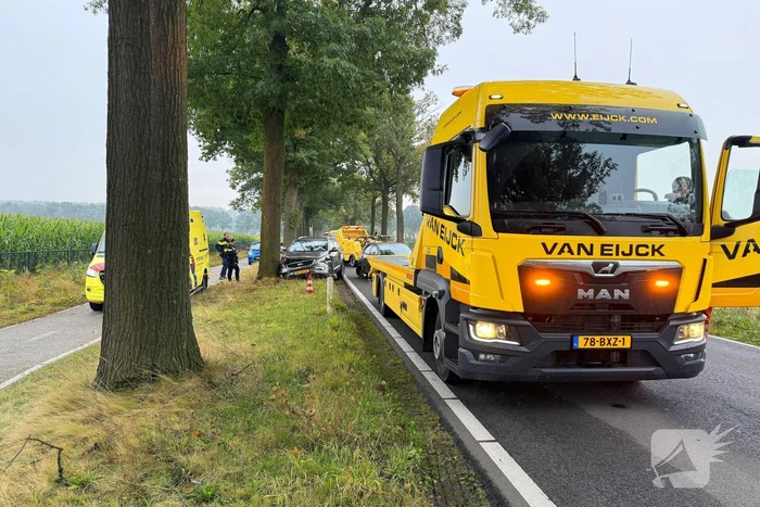 Personenwagens zwaar beschadigd bij botsing