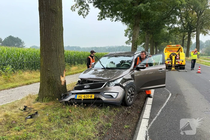 Personenwagens zwaar beschadigd bij botsing