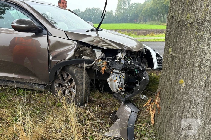 Personenwagens zwaar beschadigd bij botsing