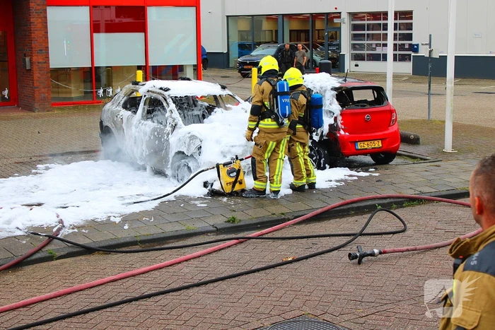Auto brandt uit, naastgelegen voertuig zwaar beschadigd