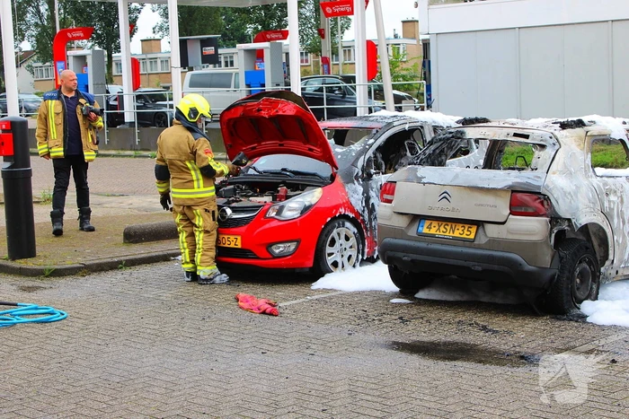 Auto brandt uit, naastgelegen voertuig zwaar beschadigd