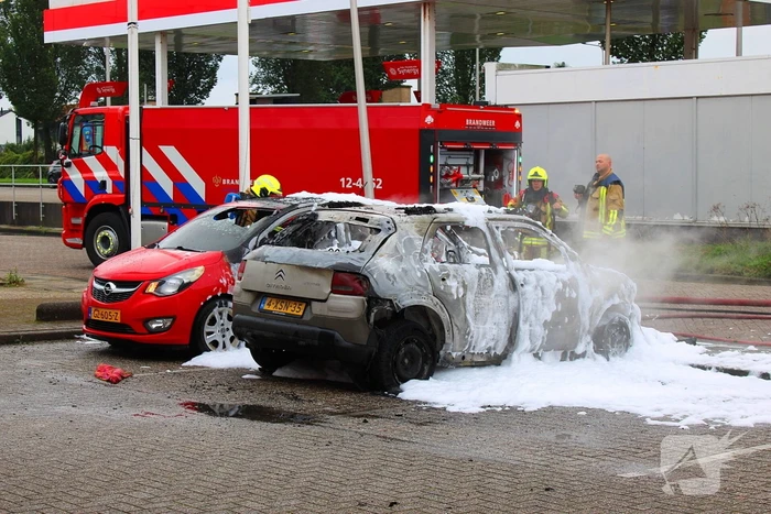 Auto brandt uit, naastgelegen voertuig zwaar beschadigd