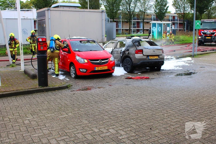 Auto brandt uit, naastgelegen voertuig zwaar beschadigd