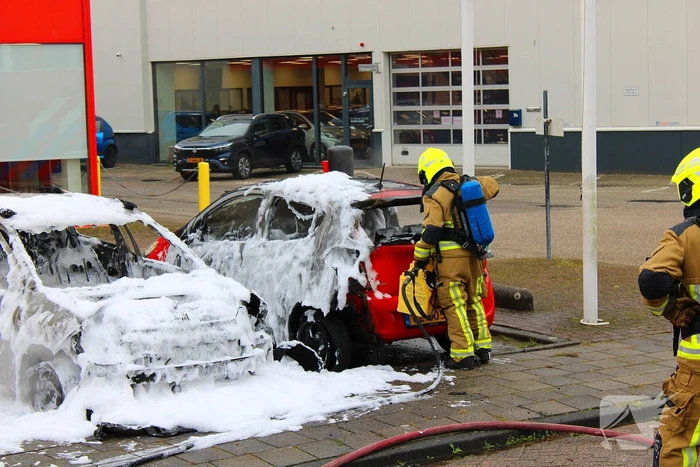 Auto brandt uit, naastgelegen voertuig zwaar beschadigd