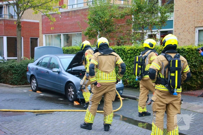 Buren grijpen snel in bij autobrand