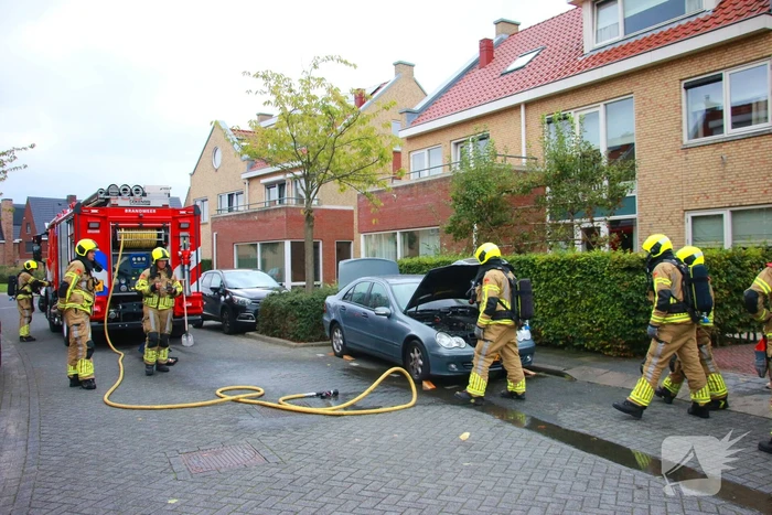 Buren grijpen snel in bij autobrand