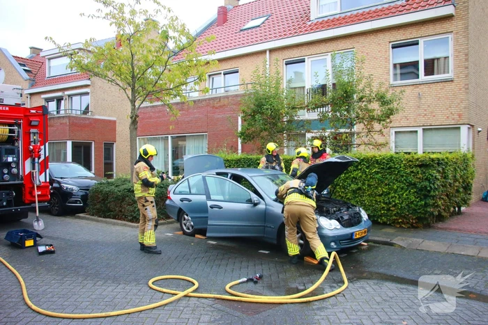 Buren grijpen snel in bij autobrand