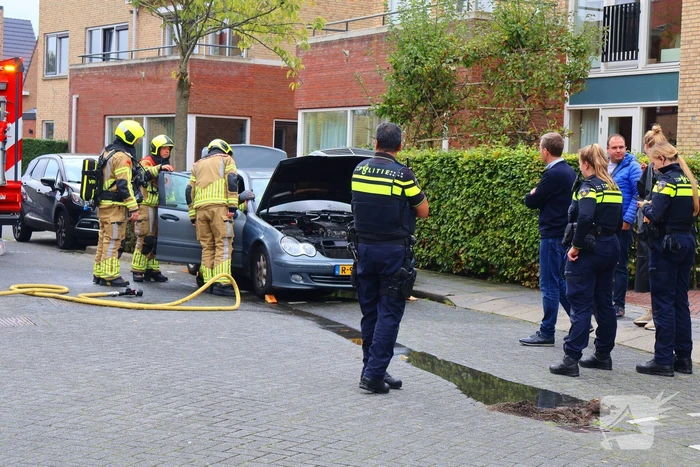 Buren grijpen snel in bij autobrand