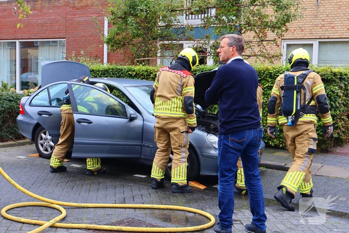 Buren grijpen snel in bij autobrand