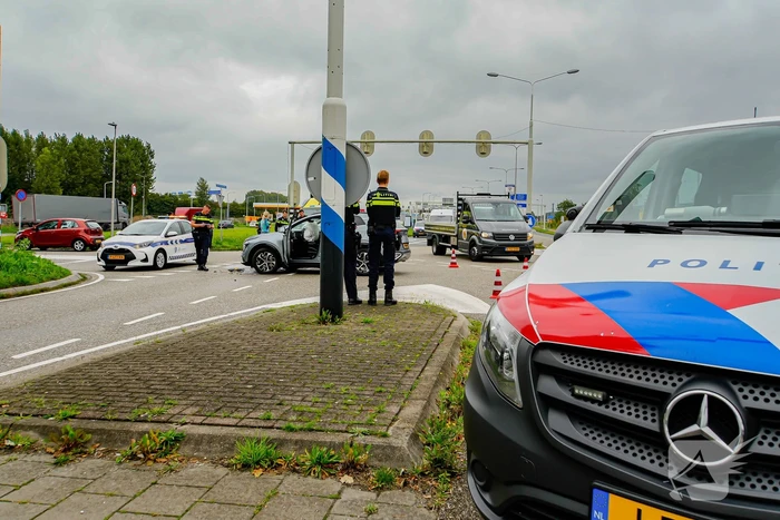 Flinke schade bij botsing tussen twee personenwagens