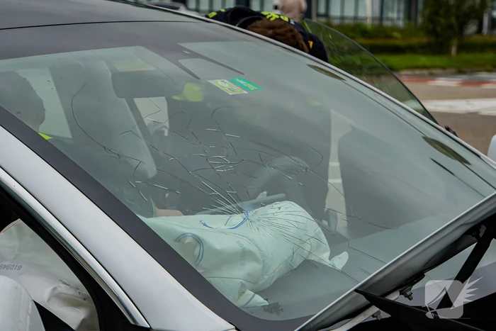 Flinke schade bij botsing tussen twee personenwagens