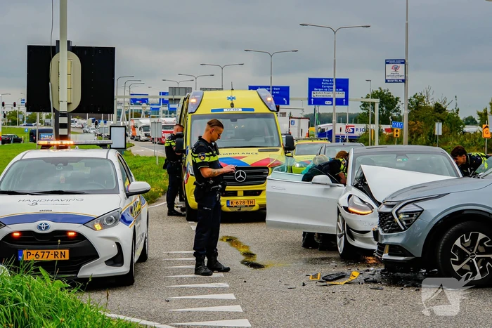 Flinke schade bij botsing tussen twee personenwagens