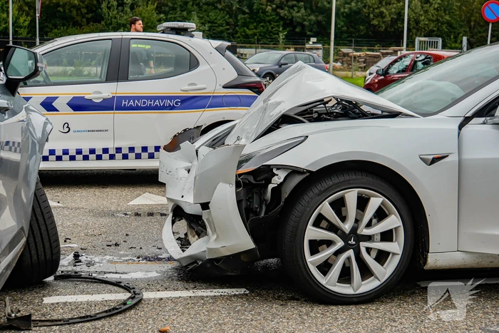 Flinke schade bij botsing tussen twee personenwagens