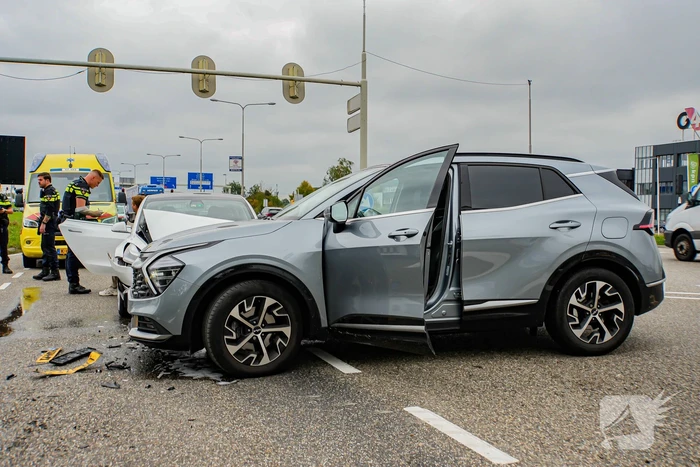 Flinke schade bij botsing tussen twee personenwagens