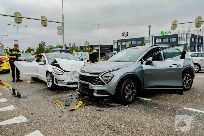 Flinke schade bij botsing tussen twee personenwagens