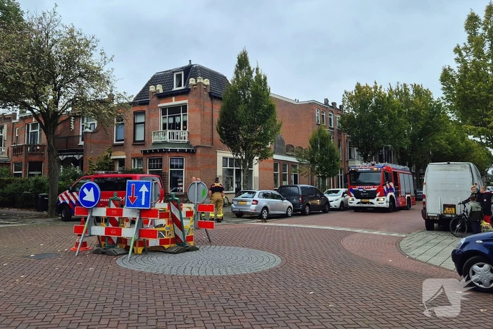 Brandweer ventileert riool na vreemde lucht