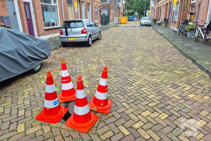 Brandweer ventileert riool na vreemde lucht