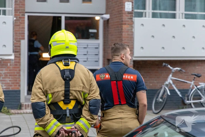 Brandweer blust brand in appartement