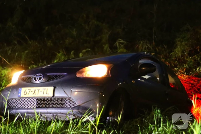 Bestuurder met onbegrepen gedrag rijdt sloot in