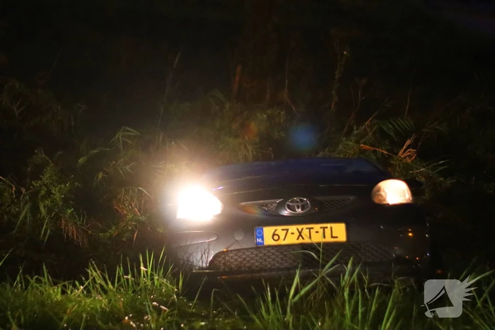 Bestuurder met onbegrepen gedrag rijdt sloot in