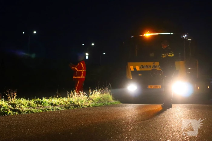Bestuurder met onbegrepen gedrag rijdt sloot in