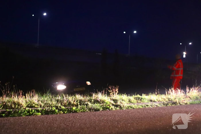 Bestuurder met onbegrepen gedrag rijdt sloot in