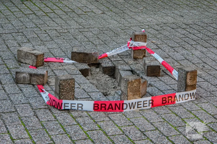 Brandweer ingezet na gat in wegdek