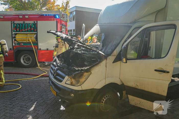 Brand in motorcompartiment van bakwagen