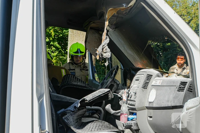 Brand in motorcompartiment van bakwagen
