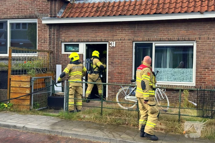 Brand in woonkamer snel onder controle