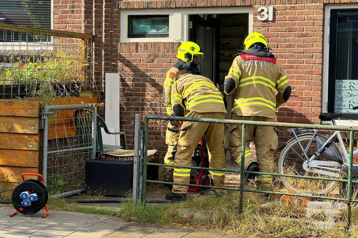 Brand in woonkamer snel onder controle