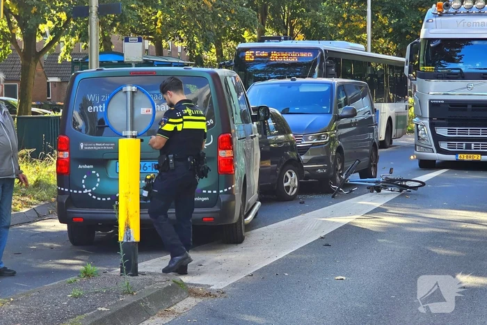 Drie voertuigen en fietser met elkaar in botsing