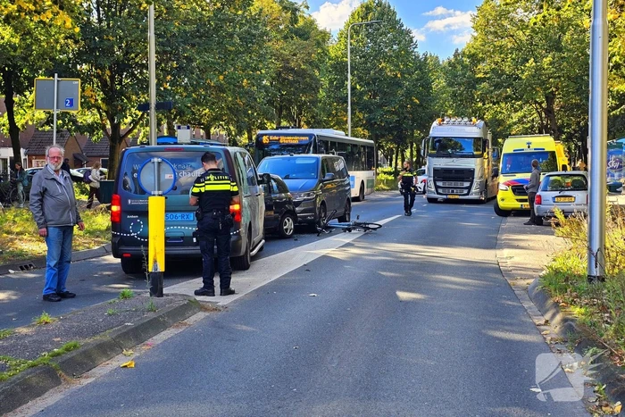 Drie voertuigen en fietser met elkaar in botsing