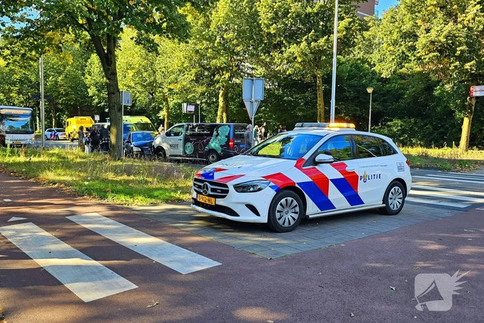 Drie voertuigen en fietser met elkaar in botsing