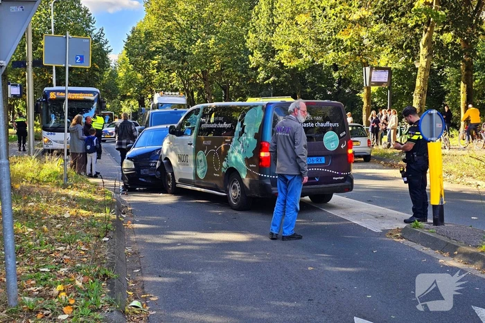 Drie voertuigen en fietser met elkaar in botsing