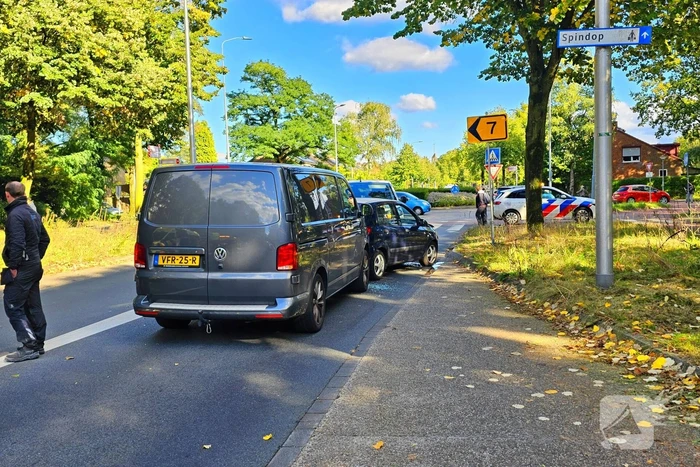 Drie voertuigen en fietser met elkaar in botsing