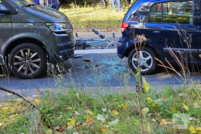 Drie voertuigen en fietser met elkaar in botsing