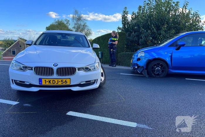Schade na botsing tussen twee voertuigen